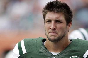 Tim Tebow sufre ruptura de costillas