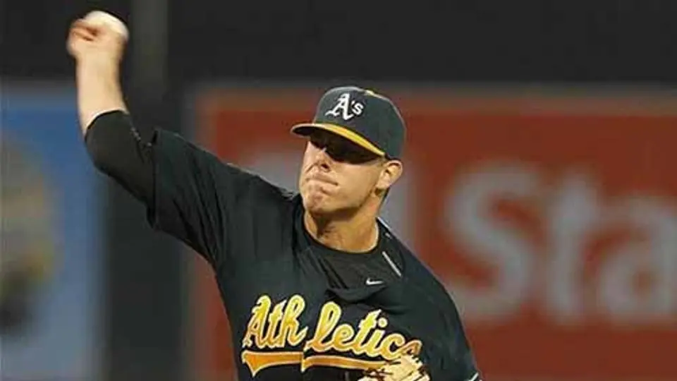 Andrew Bailey firma con Medias Rojas