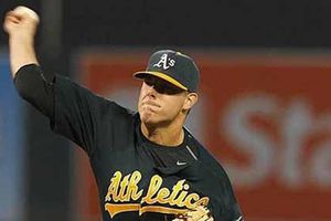 Andrew Bailey firma con Medias Rojas