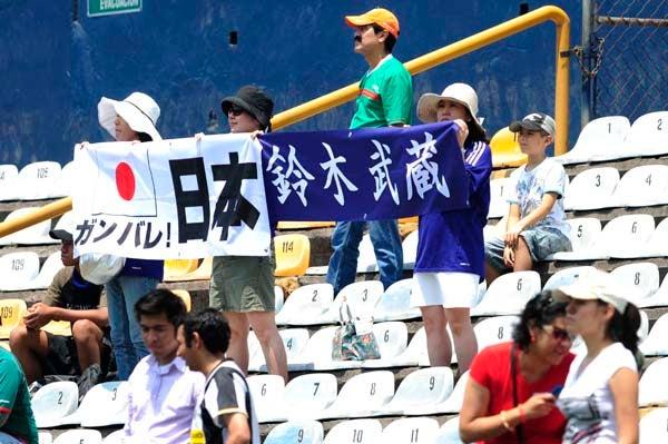Aficionados muestran pancartas en apoyo a Japón. FOTO: ISRAEL MARTÍNEZ