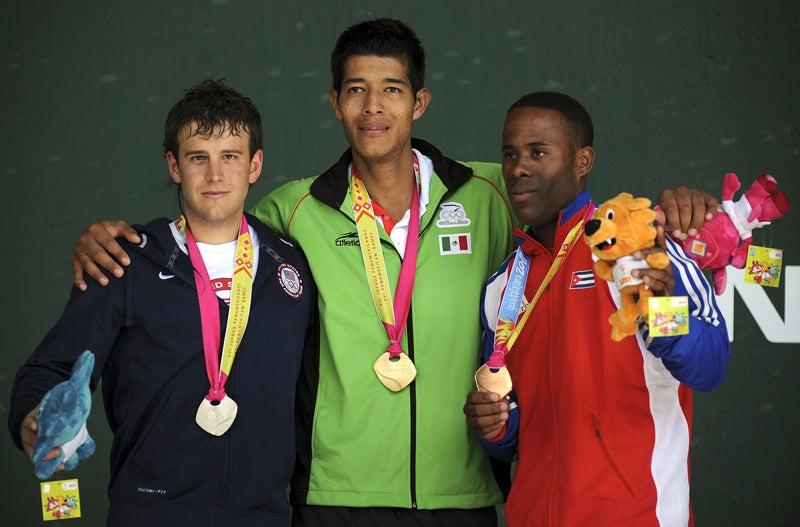 Roberto Huarte, poco pudo hacer ante el talento del mexicano. FOTO: MEXSPORT