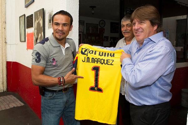 Herrera le entregó la playera del américa al pugilista mexicano | RICARDO FLORES