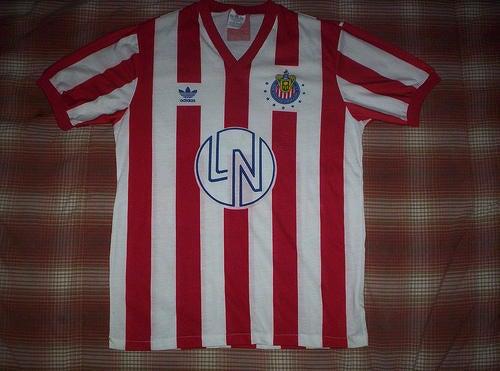 Para la segunda vuelta del 90-91 el logo de la Lotería Nacional se modificó, fue la última playera adidas (ARCHIVO RÉCORD)