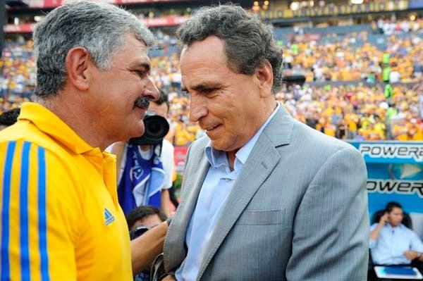 Tuca Ferretti y el Güero Real se saludan previo al encuentro de Cuartos de Final (FOTO: AZAEL RODRÍGUEZ)