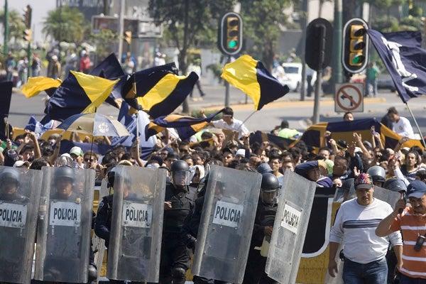 Elementos de la policía vigilan el orden en Ciudad Universitaria (FOTO: HÉCTOR CARBAJAL)