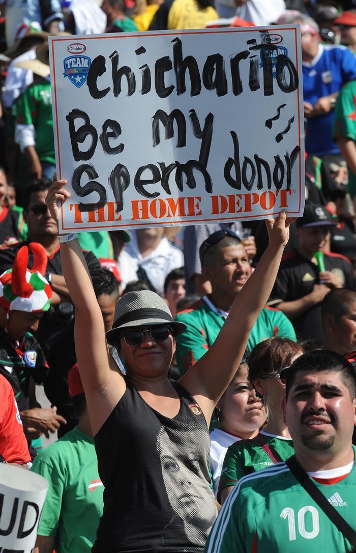 Carteles con mensajes al Chicharito son comunes. FOTO: EFE
