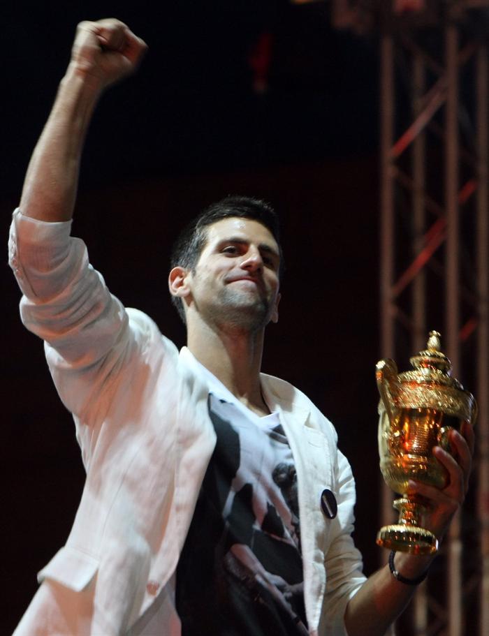 La afición se congratuló al ser Novak el primer serbio en conquistar Wimbledon. FOTO: EFE