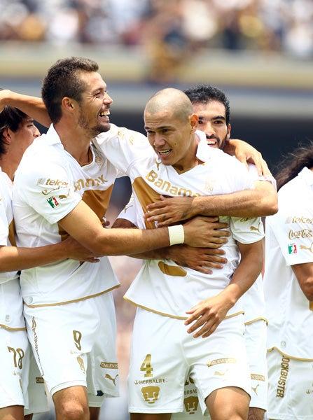 Jugadores de Pumas festejan el segundo gol de Pumas (FOTO: BERNARDO MALDONADO)