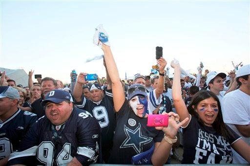 Aficionados encienden los ánimos en el Monday Night. FOTO: AP