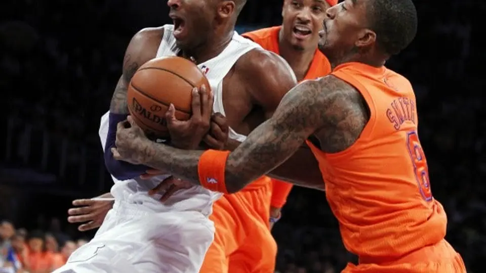 Lakers vencen a los Knicks y ligan su quinta victoria