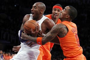 Lakers vencen a los Knicks y ligan su quinta victoria