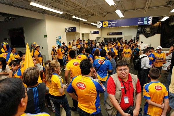 Cerca de 200 aficionados acudieron al Aeropuerto de Monterrey. FOTO: ISRAEL MARTÍNEZ