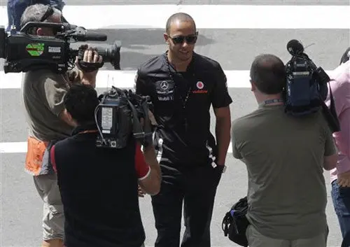 Hamilton espera tener un auto más competitivo en 2012