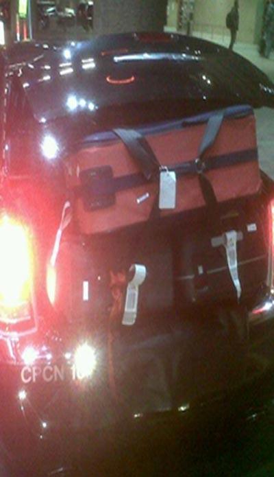 Lleno el coche con su equipaje | TWITTER