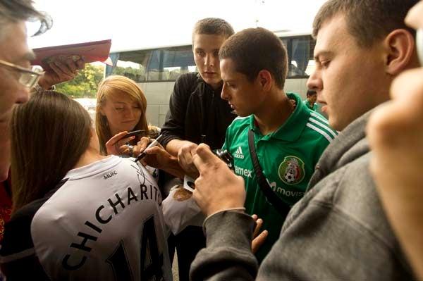 Por fin, Chicharito está cerca y firma las playeras de los aficionados. FORTO: CÉSAR VICUÑA