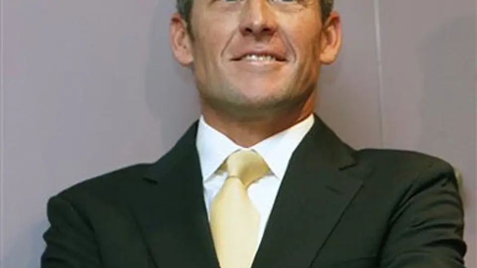 Lance Armstrong trata de bloquear juicio por dopaje