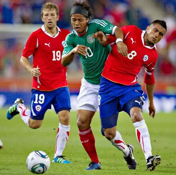 Gio en acción durante el partido  en el Estadio Cornella-El Prat. FOTO: MEXSPORT