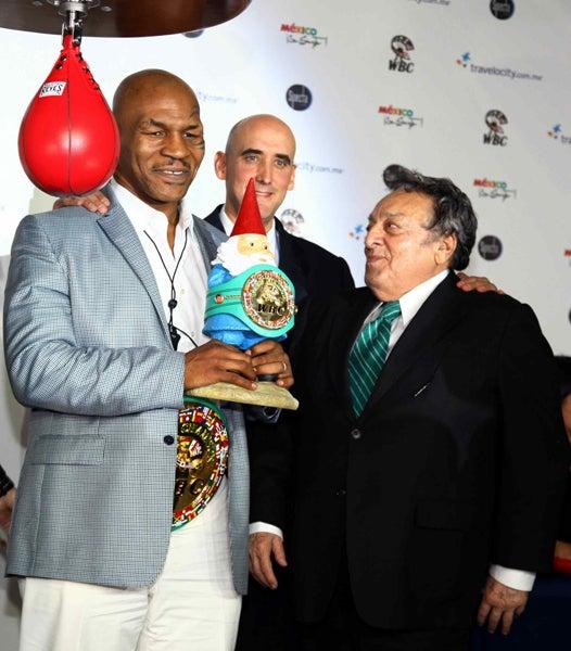 Tyson con el presidente del CMB José Sulaimán | MEXSPORT