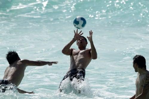 Los jugadores se divirtieron con las olas | DANIEL GÁMEZ