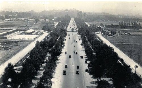 PARQUE ESPAÑA Y ESTADIO REFORMA Paseo de la Reforma sin camellón central | CORTESÍA LA CIUDAD DE MÉXICO EN EL TIEMPO