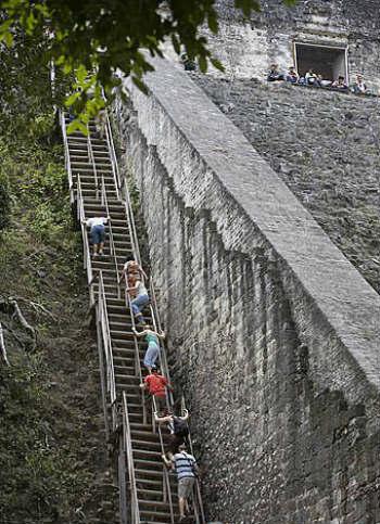 Escaleras que llevan al templo V de la zona arqueológica Tikal| ESPECIAL