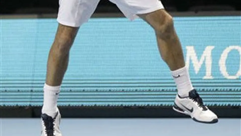 Federer se impone a Tsonga en el inicio de la Copa Masters