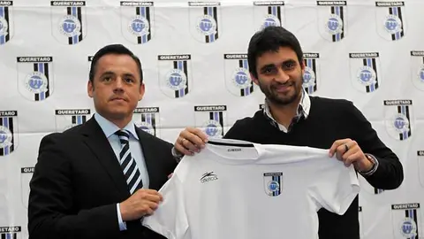 Carlos Bueno fue presentado con Gallos Blancos