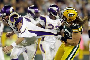 Favre es interceptado tres veces y Vikingos cae 24-28 ante Green Bay