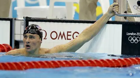 Lochte admite que orinó en la piscina de competencia