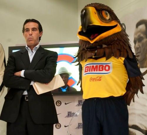 Michel Bauer y la mascota del club (FOTO: CÉSAR VICUÑA)
