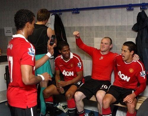 Javier Hernández compartió con sus compañeros del triunfo. FOTO: manutd.com