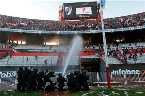 La policía tuvo que intervenir para controlar la situación (FOTO: AP)