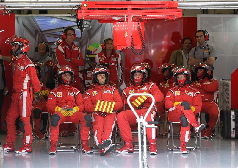 Mecánicos de Ferrari, reunidos durante la carrera en Turquía (FOTO: EFE)