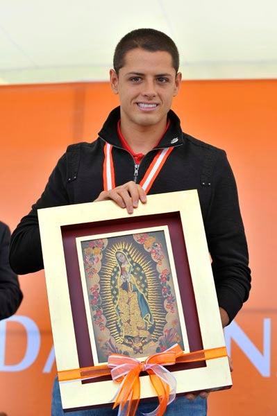 Chicharito recibió una imagen de la Virgen María. FOTO: CIRO GUTIÉRREZ