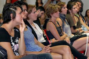 Nadadora defiende a ex entrenadora acusada de maltrato psicológico