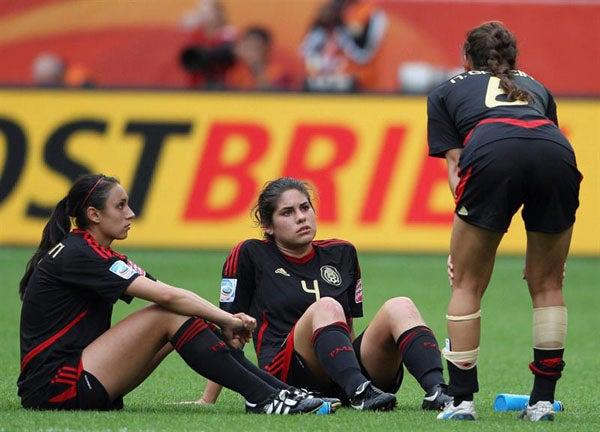 Las mexicanas intercambian opiniones tras la derrota. FOTO: EFE