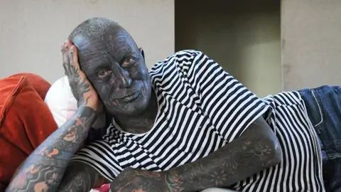 El 90% de su cuerpo tatuado podría impedirle llegar a la presidencia