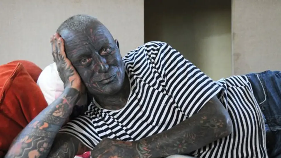 El 90% de su cuerpo tatuado podría impedirle llegar a la presidencia