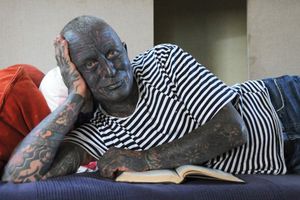 El 90% de su cuerpo tatuado podría impedirle llegar a la presidencia