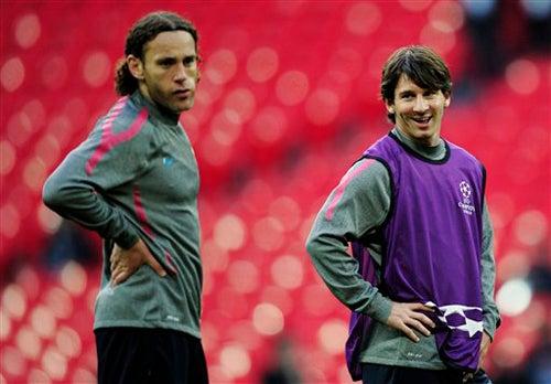 Milito y Messi en sus primeros pasos sobre el césped de Wembley. FOTO: EFE