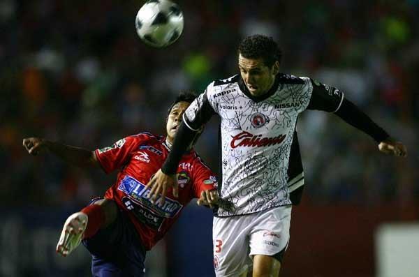 Ambos equipos disputan el esférico. FOTO: MEXSPORT