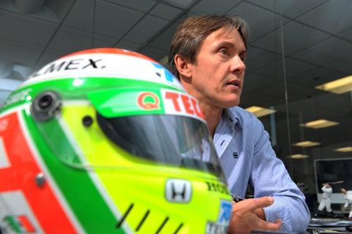 Adrián Fernández visitó las instalaciones de RÉCORD
