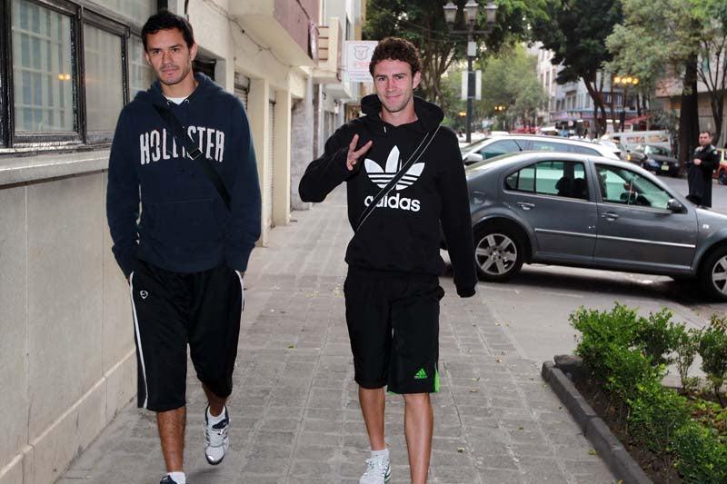 Márquez y Layún a su llegada a las pruebas médicas. FOTO: THALIA ESPARZA
