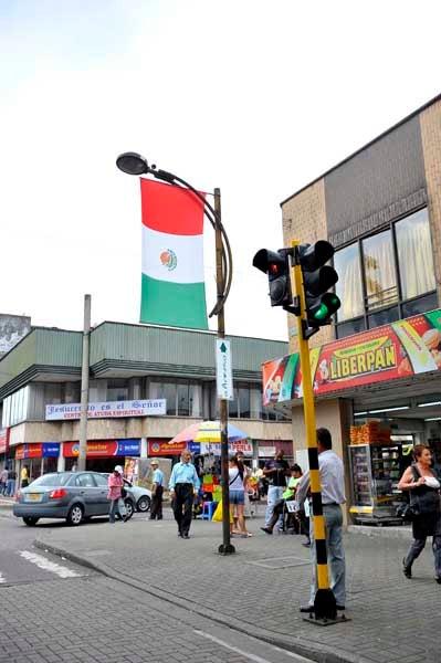 Las banderas mexicanas se ven en las calles. FOTO: CIRO GUTIÉRREZ
