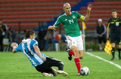 Hugo Nervo intenta robarle el balón a Jorge Enríquez (FOTO: MEXSPORT)