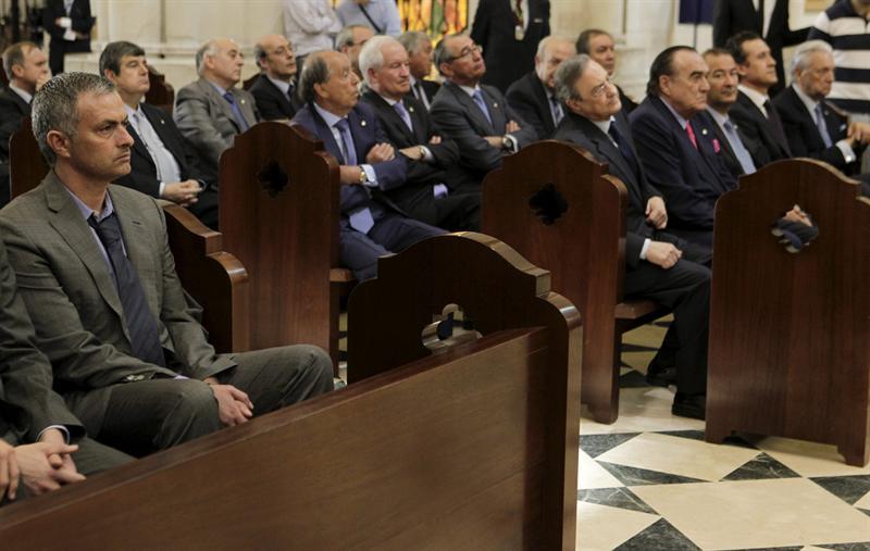Los madridistas rindieron una ofrenda a la Virgen de la Almudena (FOTO: EFE)
