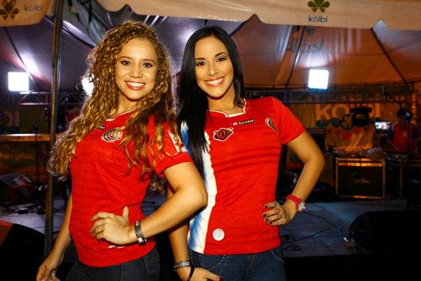 La belleza tica no podía faltar a los alrededores del estadio | DANIEL GAMEZ