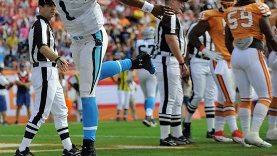 Newton guía a Carolina a la victoria 38-19 sobre Tampa
