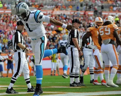 Newton guía a Carolina a la victoria 38-19 sobre Tampa