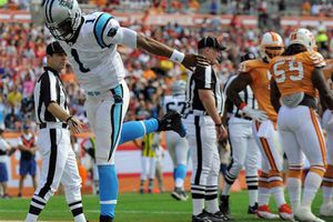 Newton guía a Carolina a la victoria 38-19 sobre Tampa